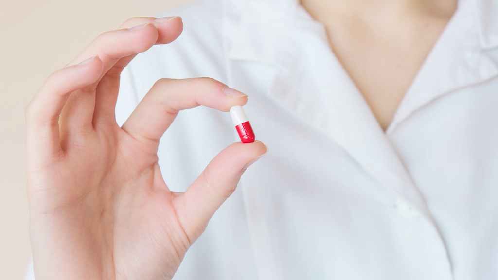 코로나19 백신 부작용 논란 때문에 주목 받는 항 바이러스 약물과 대안