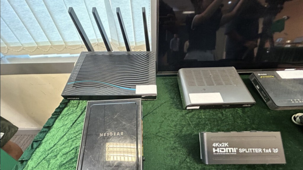 홍콩 세관, 압수된 TV 디코더, HDMI 분배기, 인터넷 공유기, 인터넷 라우터 등