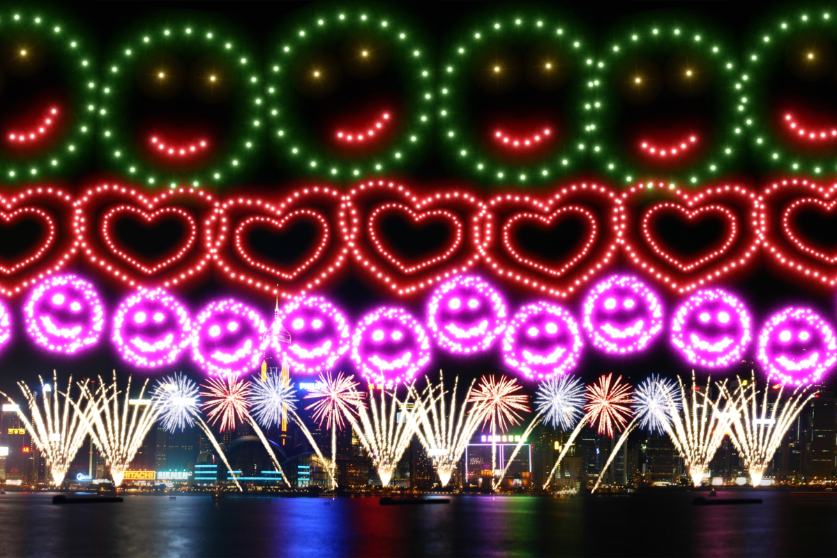 행복을 모두에게 나눈다는 상징으로 표현된 5/8장의 “Heart to Heart”와 “Smiley Face” 불꽃놀이 장면