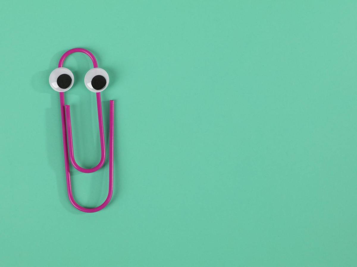 photo of purple paper clip on green background