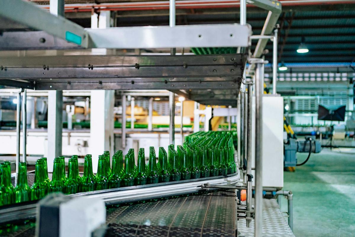 efficient glass bottle production line in factory