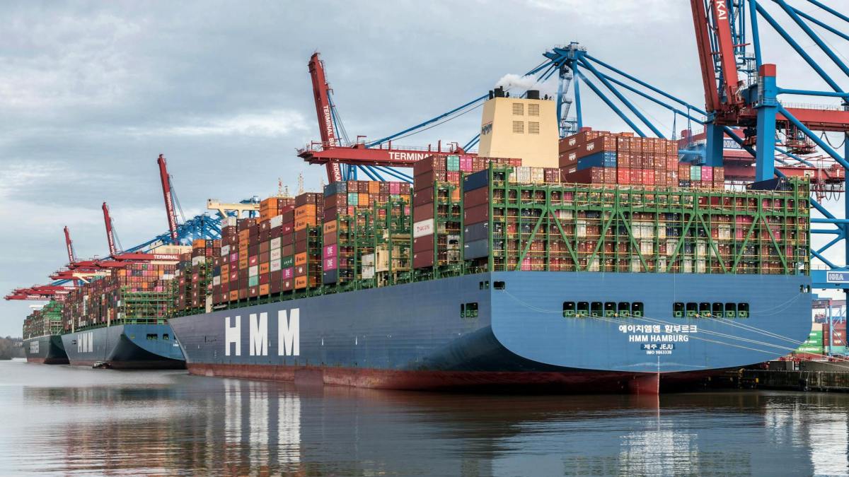 container ships docked at hamburg port